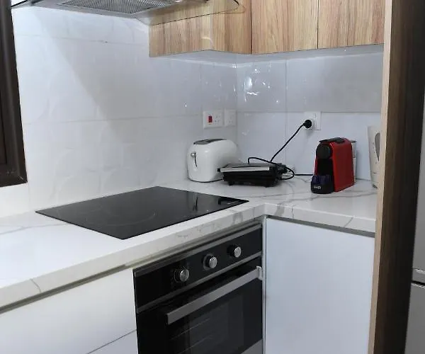 Alexis - 2-bedroom With Swimming Pool 아파트 파포스